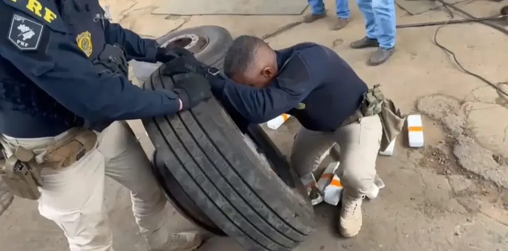 Nervosismo entrega motorista e leva PRF a encontrar quase 900 kg de maconha
