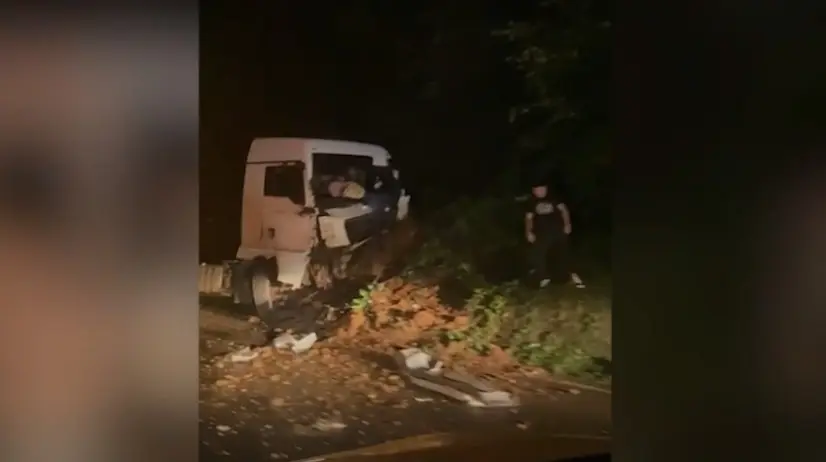 Acidente grave na BR-277: engavetamento com caminhões e carros deixa um morto