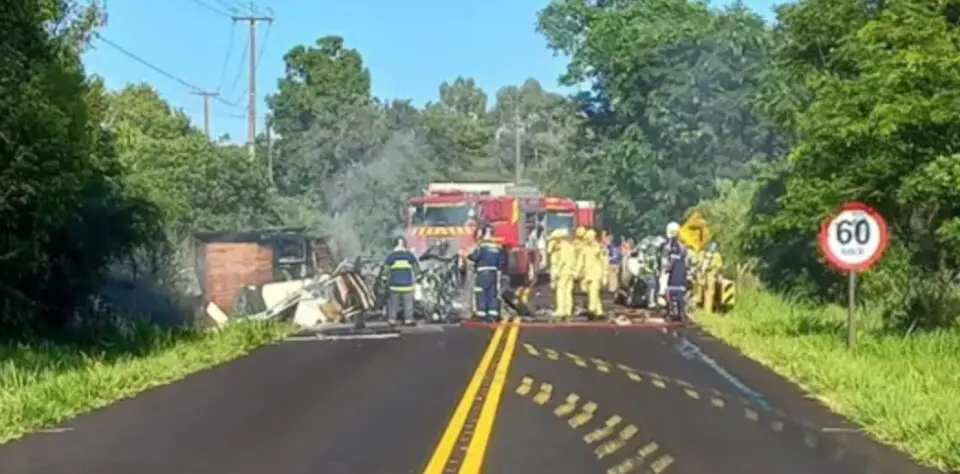 Tragédia na PR-566: motorista morre carbonizado após caminhão pegar fogo