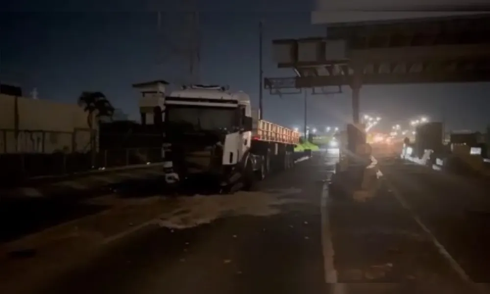 Trecho escuro da BR-369 vira armadilha e carreta é destruída em colisão violenta