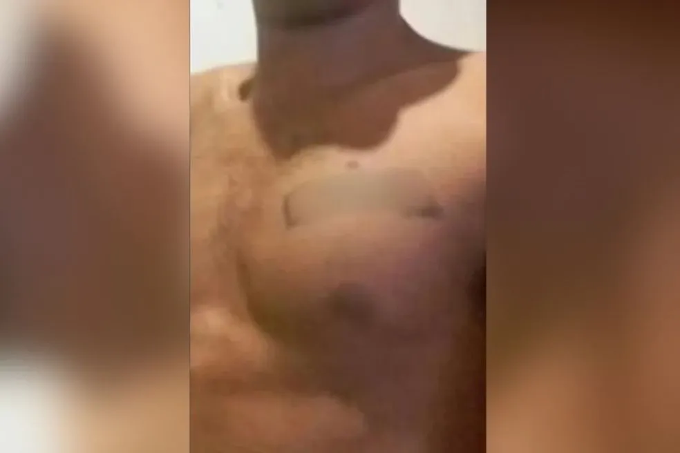 Adolescente acerta facada no peito do pai, justamente onde o nome dele era tatuado