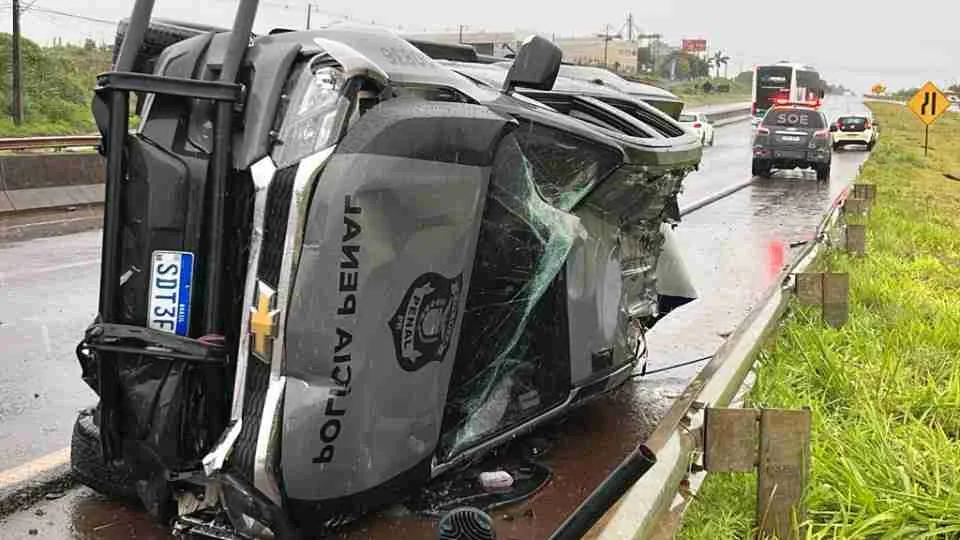 Aquaplanagem causa acidente com viatura da Polícia Penal no Oeste do Paraná