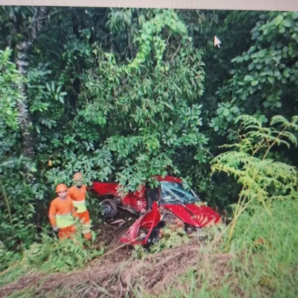 Colisão entre dois automóveis em trecho com pista molhada deixa feridos na BR-376, em Ortigueira