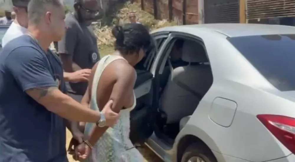 Mulher é presa por atear fogo na mãe e fugir com bebê