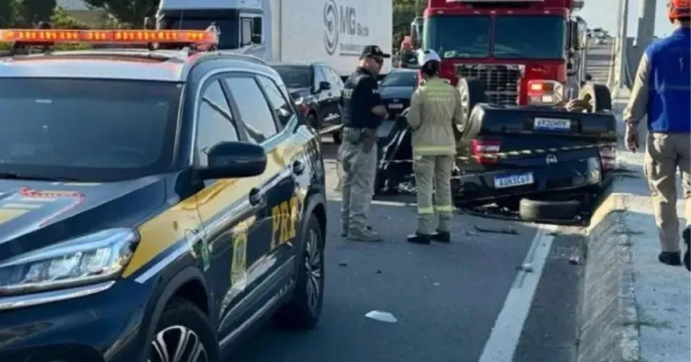 Jovem morre após colidir carro contra poste, capotar e bater em caminhão na BR-376