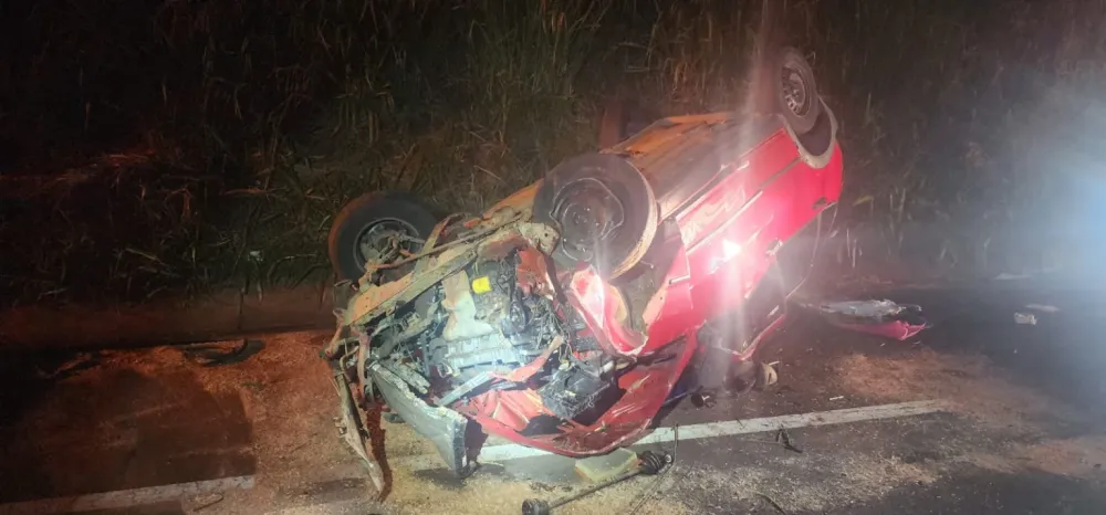 Motorista é arremessado para fora do carro após capotamento na BR-376