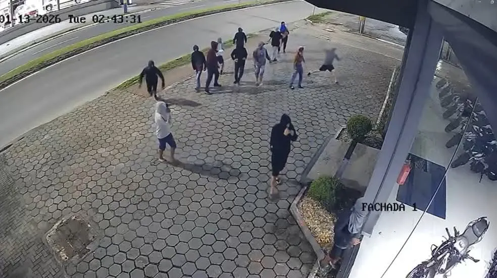 Grupo invade loja e foge pilotando 12 motos durante a madrugada em Santa Catarina