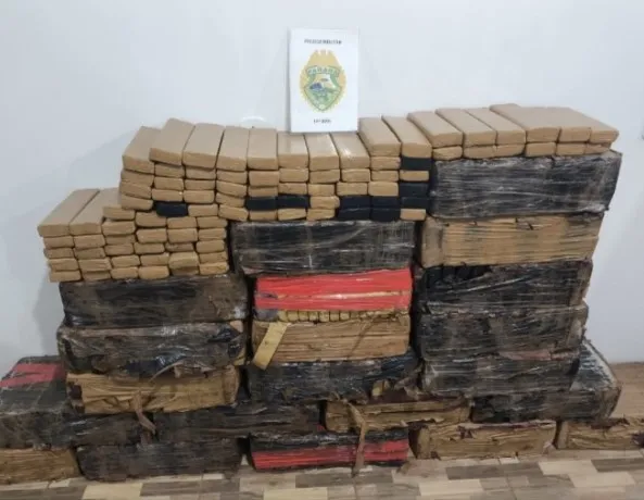 Polícia acha carro suspeito e descobre quase 600 quilos de maconha em Manoel Ribas