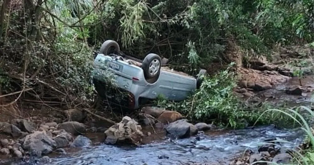 Jardim Alegre: Carro com seis pessoas cai em córrego