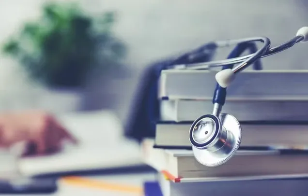 Mais de 100 cursos de Medicina vão mal em exame e MEC anuncia punições