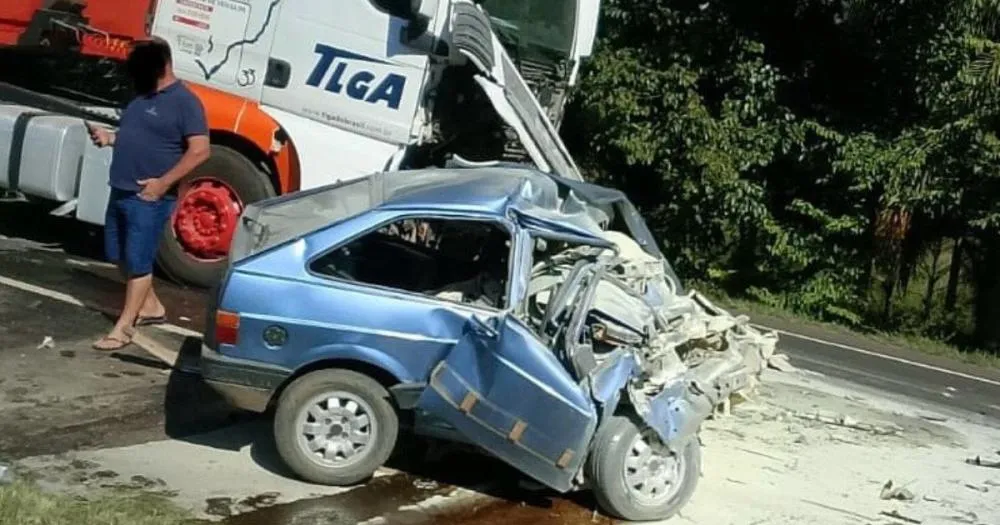 Grave acidente entre carro e caminhão deixa um morto na BR-277