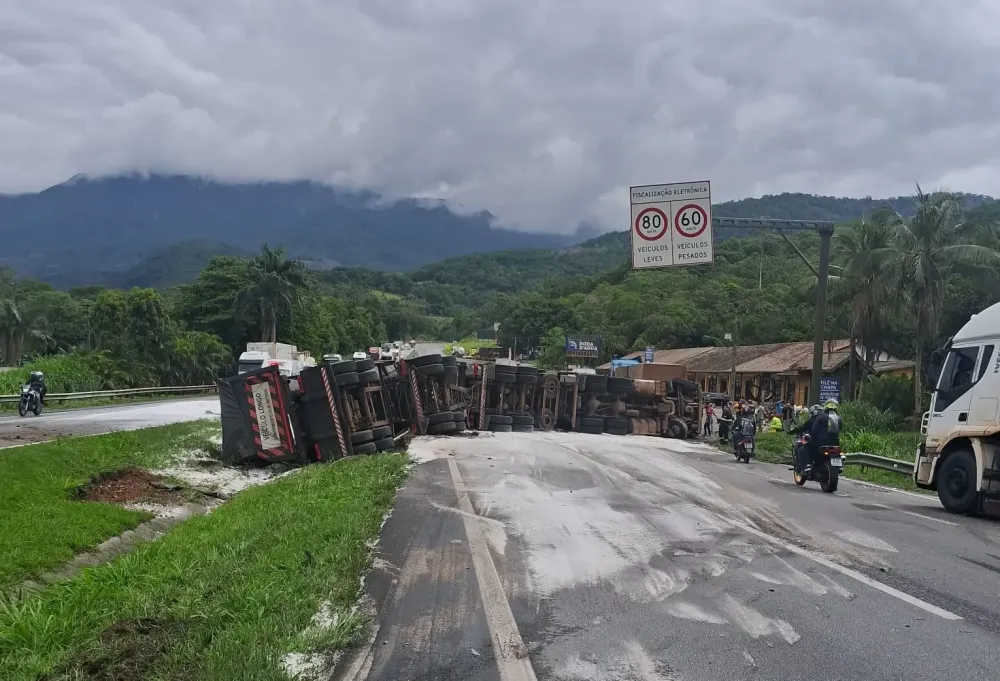 Tombamento no km 30 da BR-277 provoca longas filas em Morretes