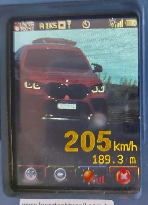 PRF flagra carro de luxo a 205 km/h e alerta para risco de mortes