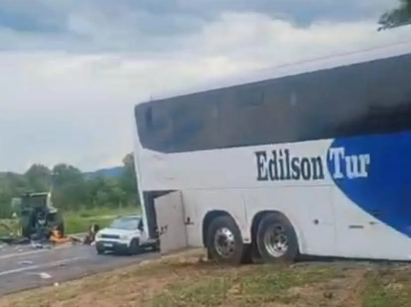 Batida entre ônibus e trator deixa feridos na BR-277, em Prudentópolis