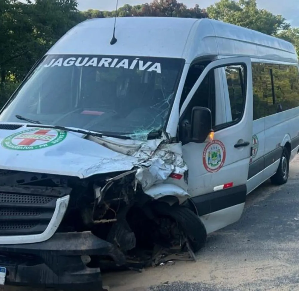 Acidente entre van da Saúde e bitrem provoca cinco quilômetros de fila na BR-277