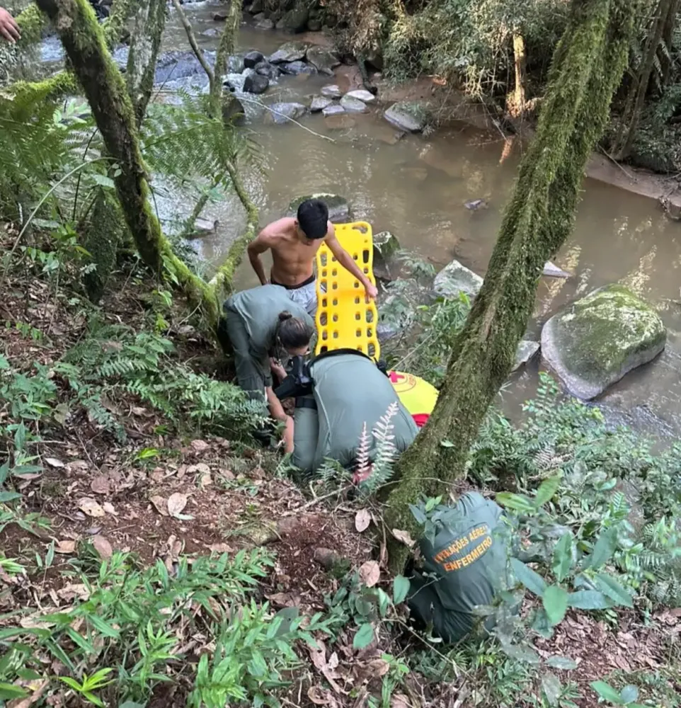 Adolescente é resgatada de helicóptero após queda de cerca de 10 metros em Bocaiúva do Sul