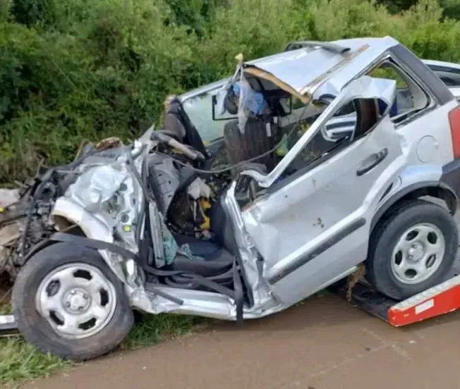Mãe e filho morrem em grave acidente envolvendo três veículos na BR-277