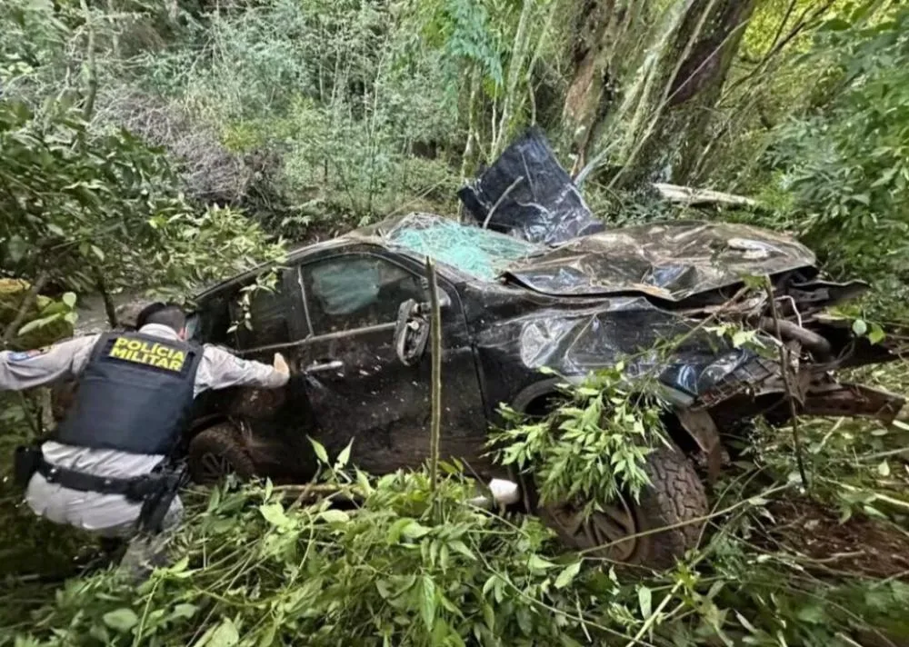 Adolescente de 16 anos capota caminhonete com mais de 1 tonelada de maconha no Sudoeste do Paraná
