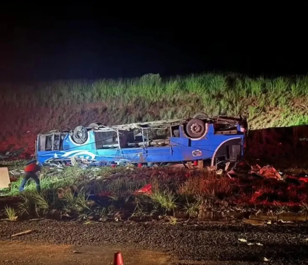 Seis morrem e mais de 30 ficam feridos após tombamento de ônibus entre Marília e Ocauçu