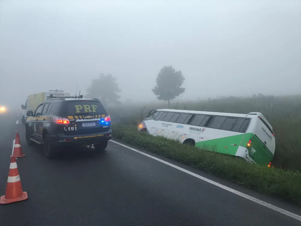 Ônibus da Saúde de Prudentópolis tomba na BR-277 com 20 pessoas a bordo