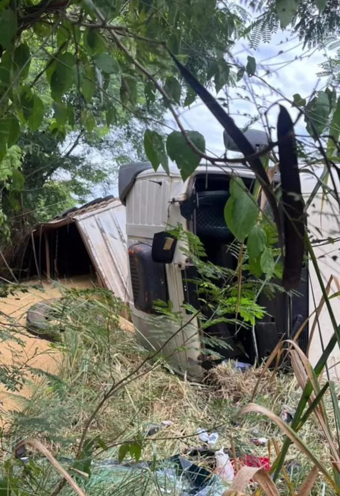 Caminhão carregado com soja tomba na pr-487 e mobiliza equipes na região