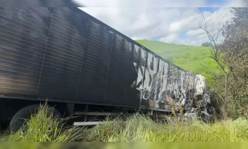 Tragédia na BR-376: caminhoneiro morre após veículo despencar e pegar fogo entre Mauá da Serra e Ortigueira