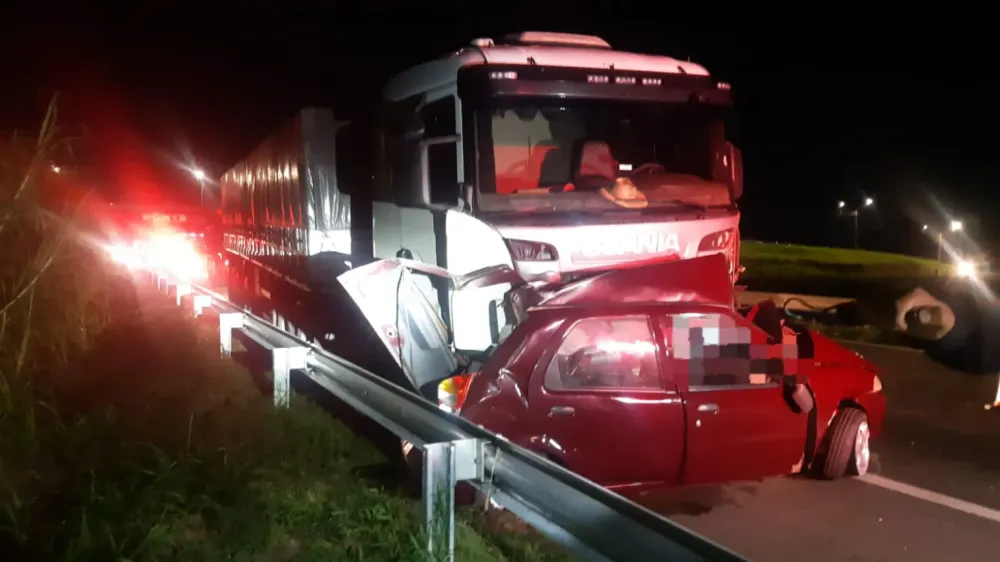 Mulher morre após carro perder controle e ser atingido por dois caminhões na BR-376