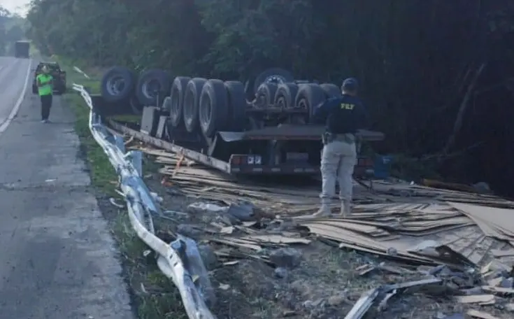 Tombamento fatal na BR-376: caminhoneiro de 35 anos morre após grave acidente em rodovia do Paraná