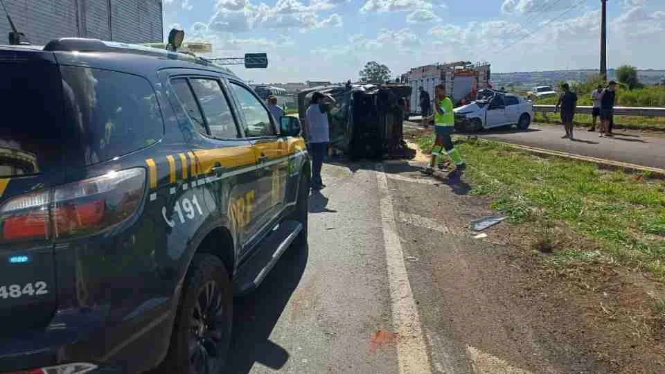 Motorista morre em grave acidente envolvendo carro e caminhonete na BR-376, em Mandaguari
