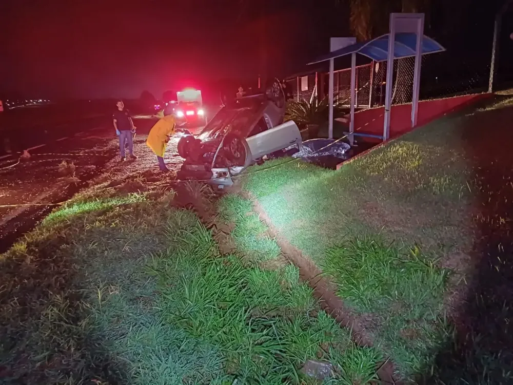 Motorista morre após carro capotar na BR-376 ao atropelar capivara em Maringá