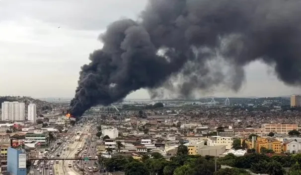 Incêndio de grandes proporções atinge galpão de empresa de motopeças na Zona Norte do Rio