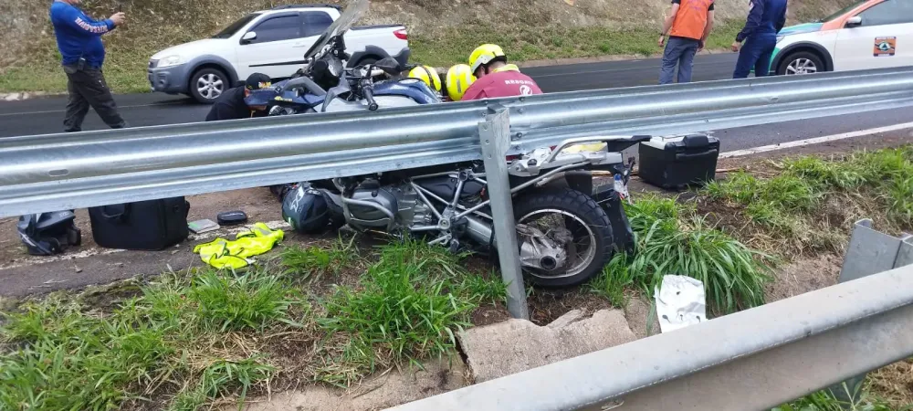 Motociclista perde controle em curva e acidente na BR-376 deixa dois feridos graves em Tibagi