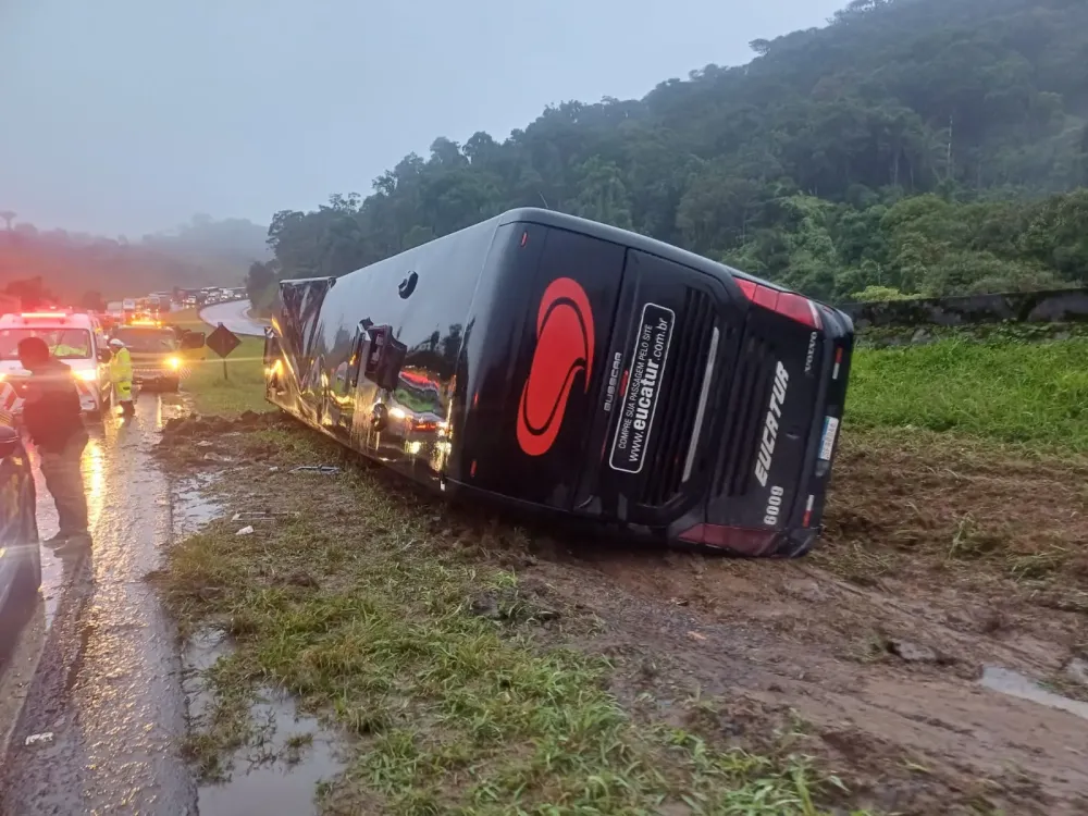 Ônibus com 49 passageiros tomba na BR-116 após desvio brusco e deixa dois feridos na Grande Curitiba