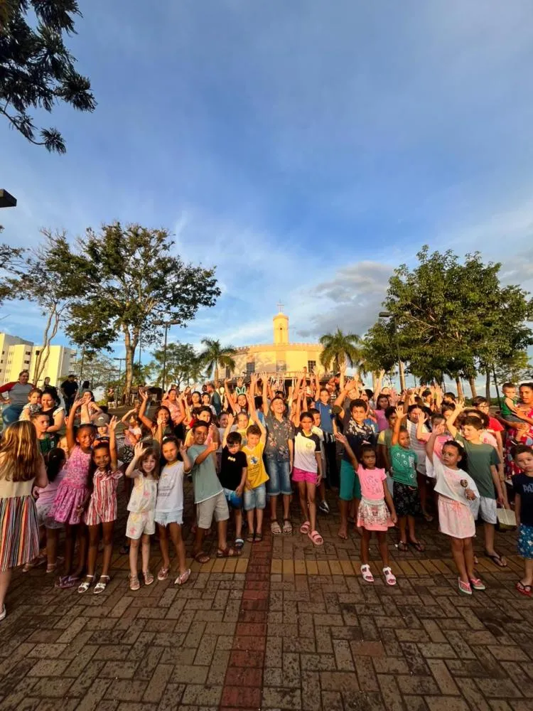 Caça aos ovos reúne centenas de crianças e transforma Feira do Produtor em cenário de alegria em São Pedro do Ivaí