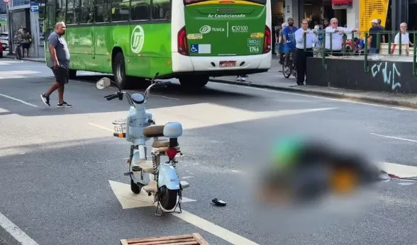 Mãe e filho de 9 anos morrem após serem fechados por carro e atingidos por ônibus no Rio