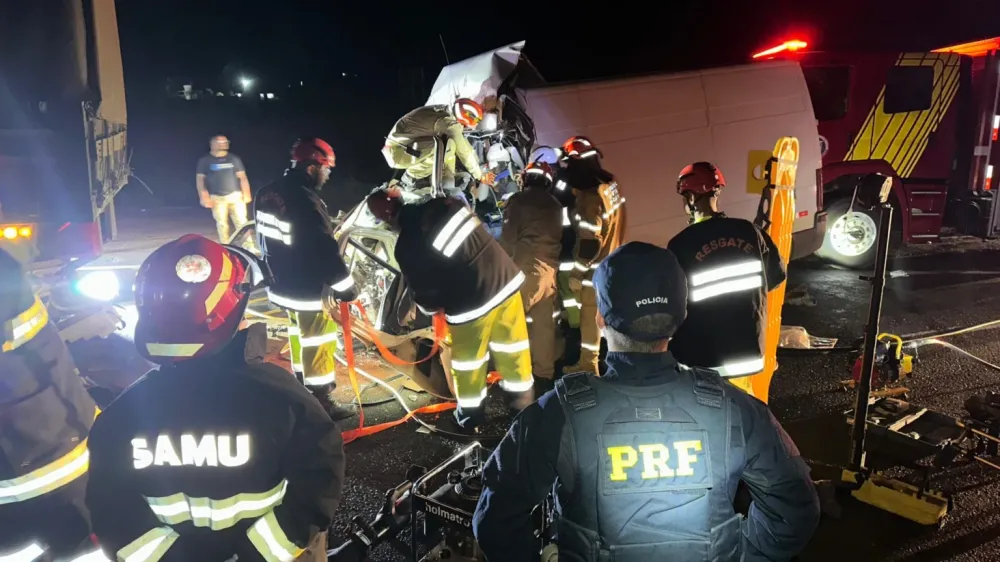 Mulher fica presa às ferragens após colisão com bitrem parado na BR-376 e é socorrida em estado grave