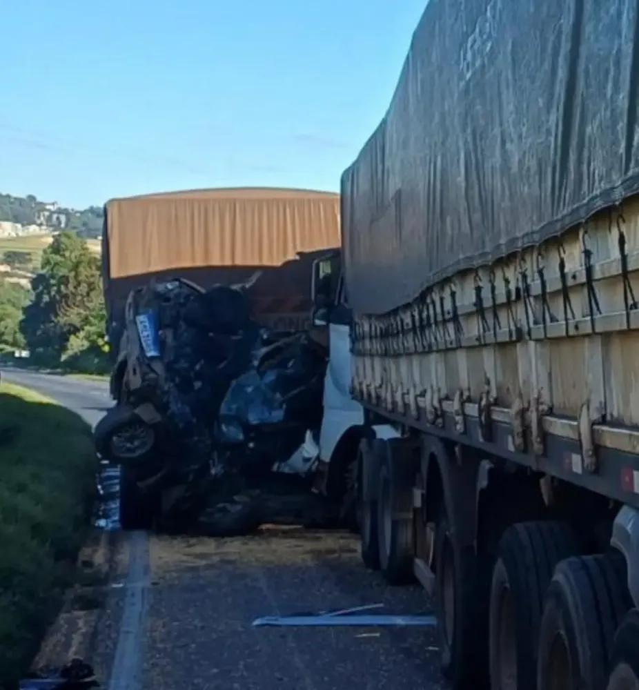 Grave engavetamento com carretas e carros deixa mortos e interdita totalmente a BR-376 em Ponta Grossa
