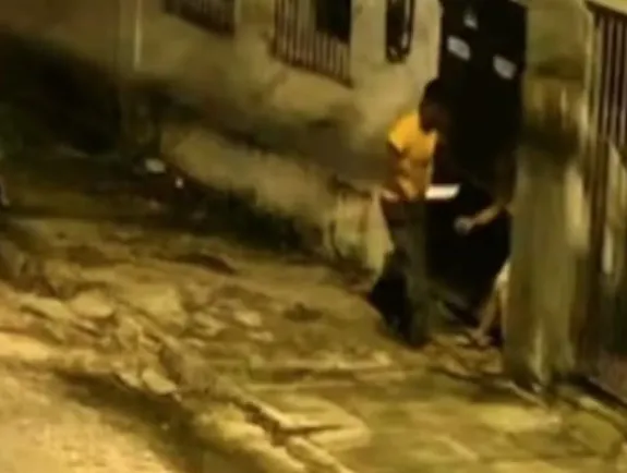 Imagens fortes revelam momento em que mulher enfrenta assaltante armado com facão durante roubo no Recife