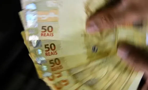 Carga tributária dispara e atinge maior nível da história no Brasil, chegando a 32,4% do PIB em 2025