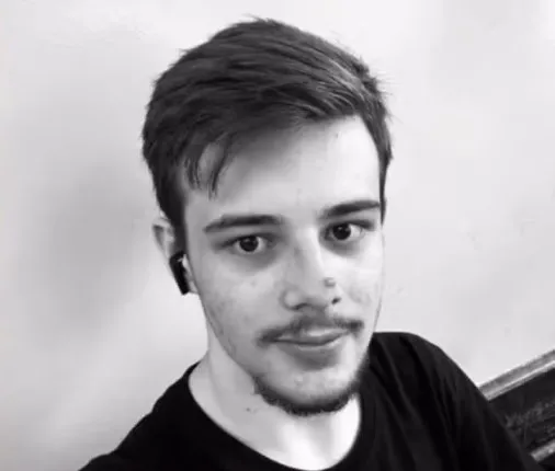 Jovem de 18 anos morre atropelado por ônibus em canaleta de Curitiba e caso comove comunidade escolar