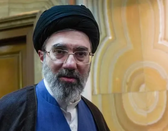 Irã inicia negociações de paz sob liderança de sucessor ferido e ausente do cenário público