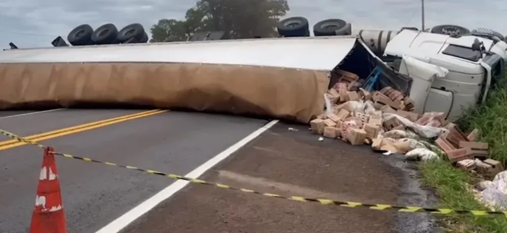 Caminhão tomba, espalha carga e provoca interdição total da BR-369 em Ubiratã