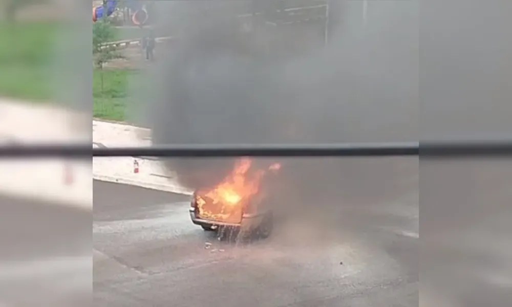 Carro é consumido por incêndio no centro de Jandaia do Sul e família escapa por segundos
