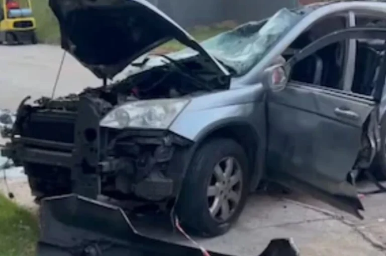 Homem morre após carro despencar de estacionamento e cair na Régis Bittencourt, em Taboão da Serra