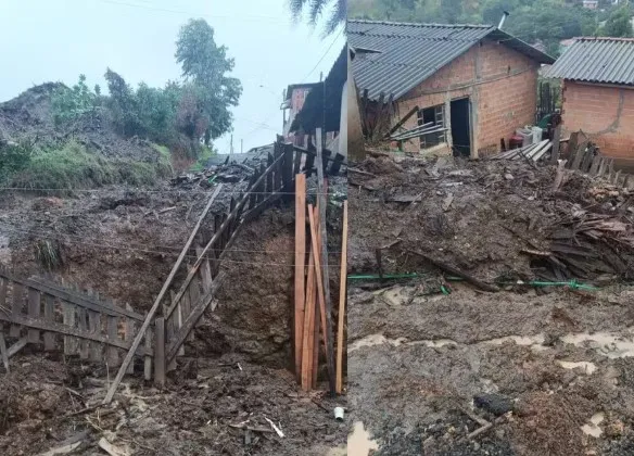 Temporais deixam milhares sem energia no Paraná e causam transtornos em diversas regiões do estado