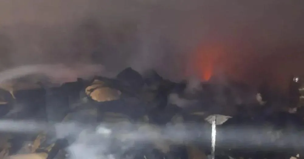 Incêndio destrói gráfica e mobiliza Bombeiros durante a madrugada