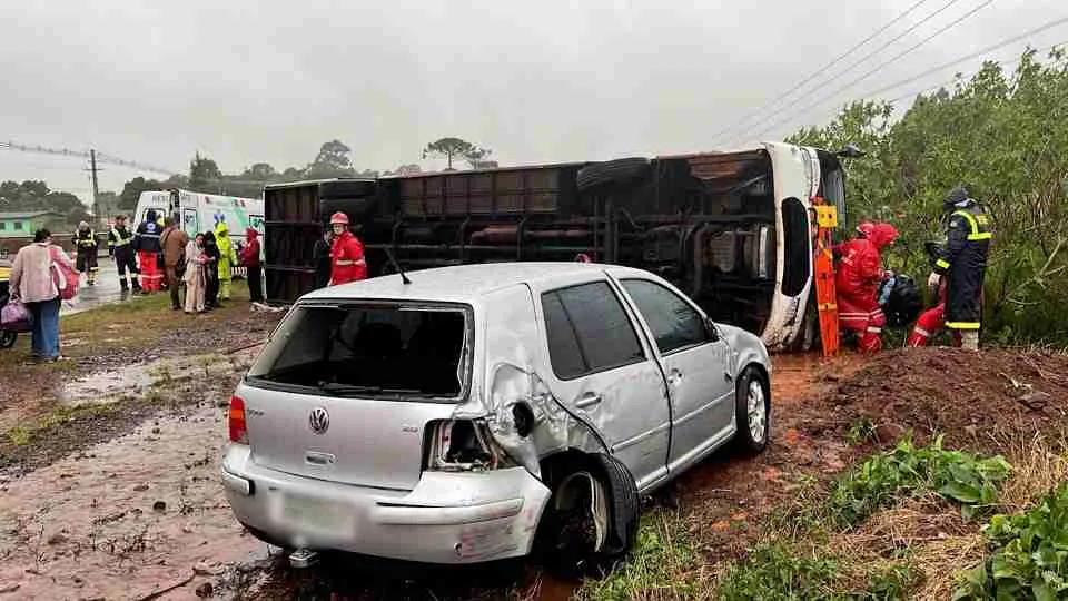 Mais de 20 feridos: grave acidente com ônibus transforma trecho da BR-277 em cenário de emergência