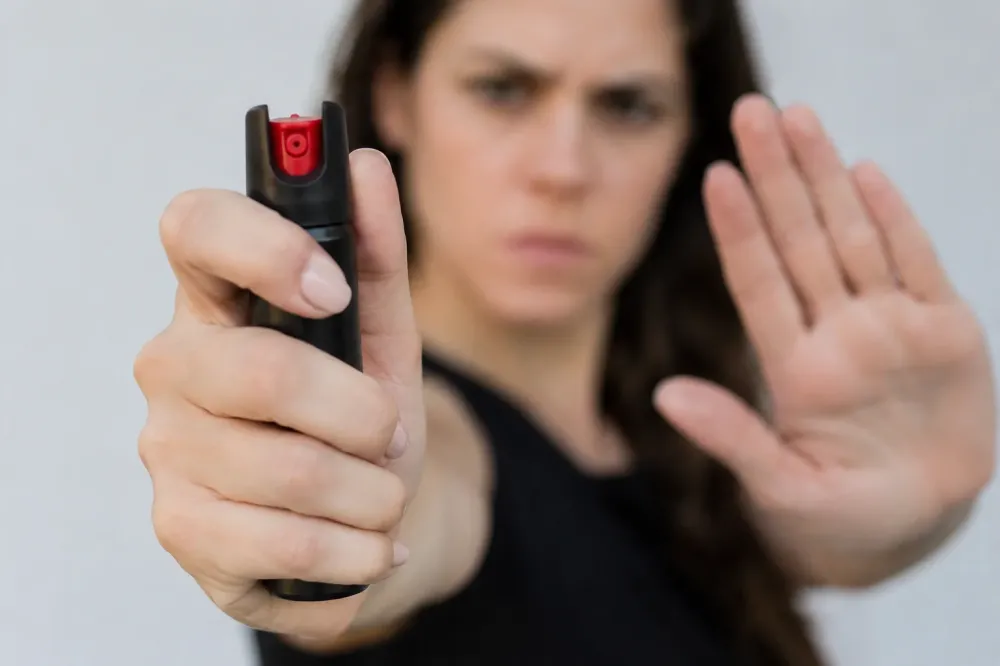 Senado aprova projeto que libera spray de pimenta para defesa pessoal de mulheres; medida aguarda sanção presidencial
