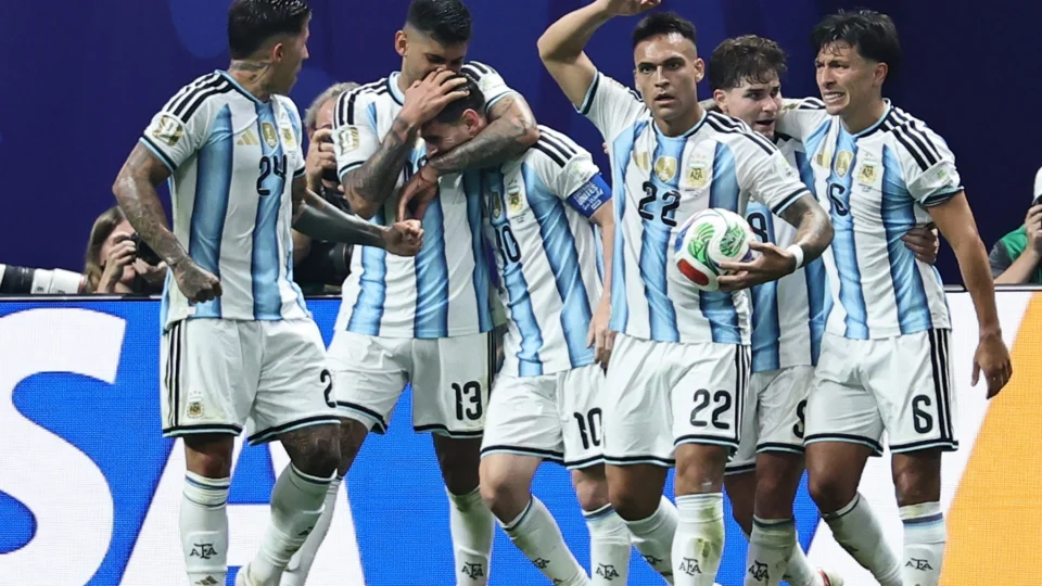Messi decide mais uma vez, Argentina reage e garante vaga nas quartas de final da Copa do Mundo