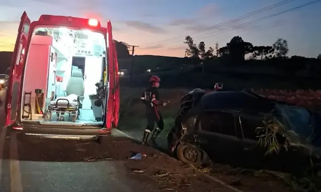 Motorista abandona local após capotamento na PRC-466; passageiro fica ferido e é socorrido pelo Samu